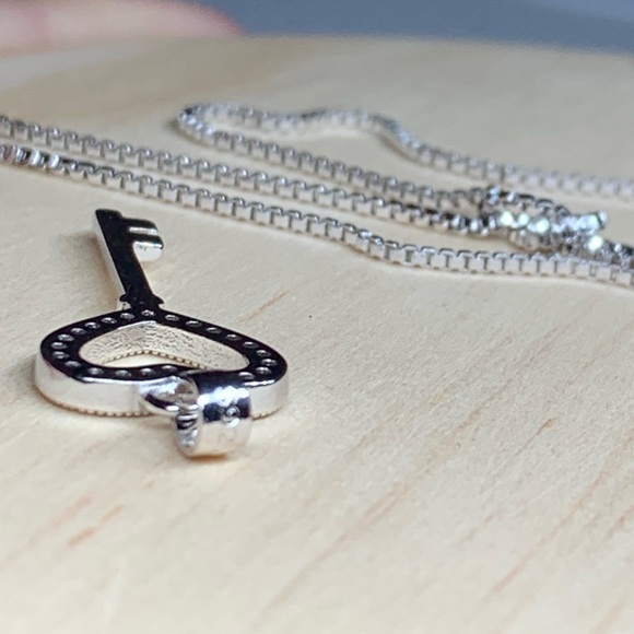 🌟 Sterling Silver 925 CZ Heart Key - Picture 8 of 8